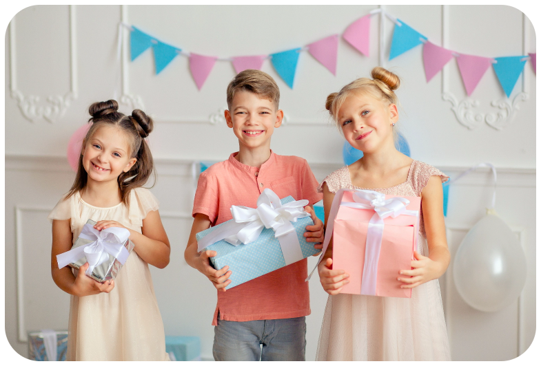 wszystkiego-najlepszego-szczesliwe-slodkie-dzieci-w-swiatecznym-wystroju-i-piekne-sukienki-z-prezentami-w-reku